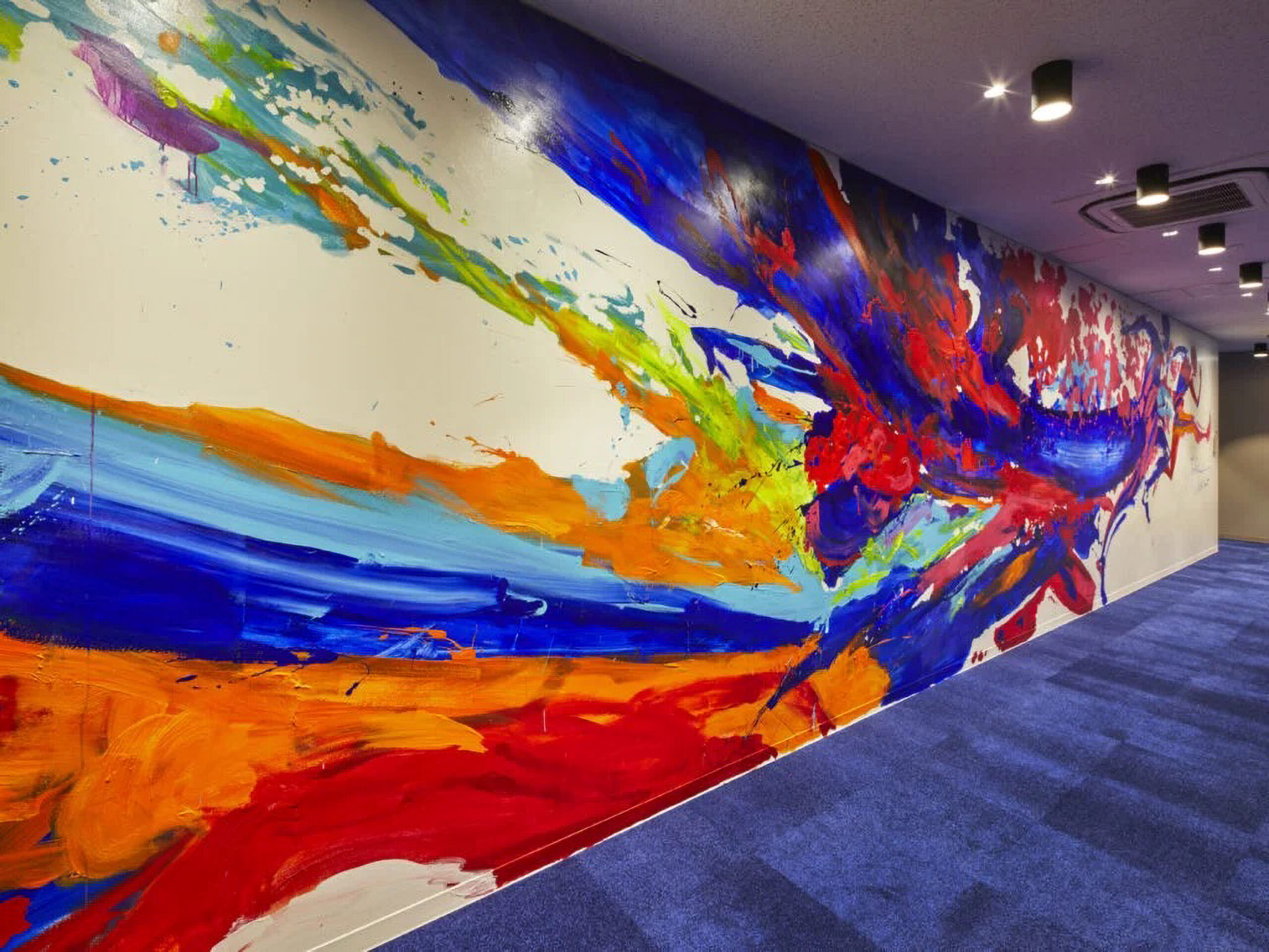 変革を続ける姿をオフィスのシンボルとして社員と共に描いた | 壁画