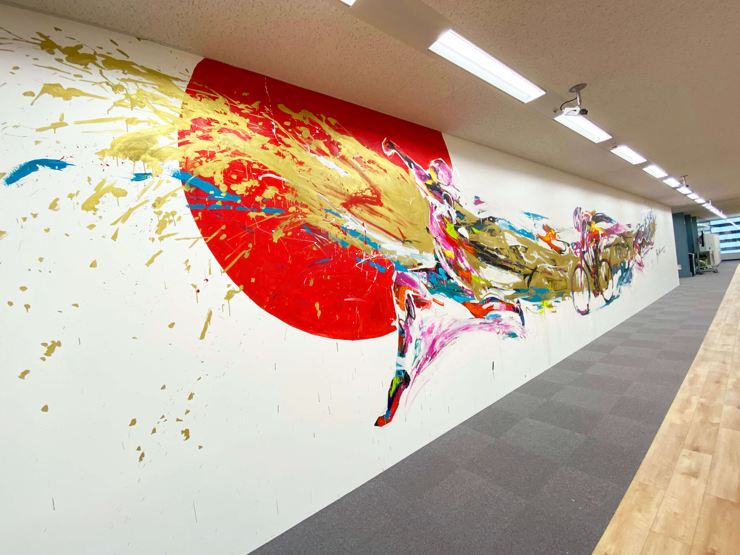 躍動感」が営業を加速させる。受付から執務室まで、4箇所に描かれた