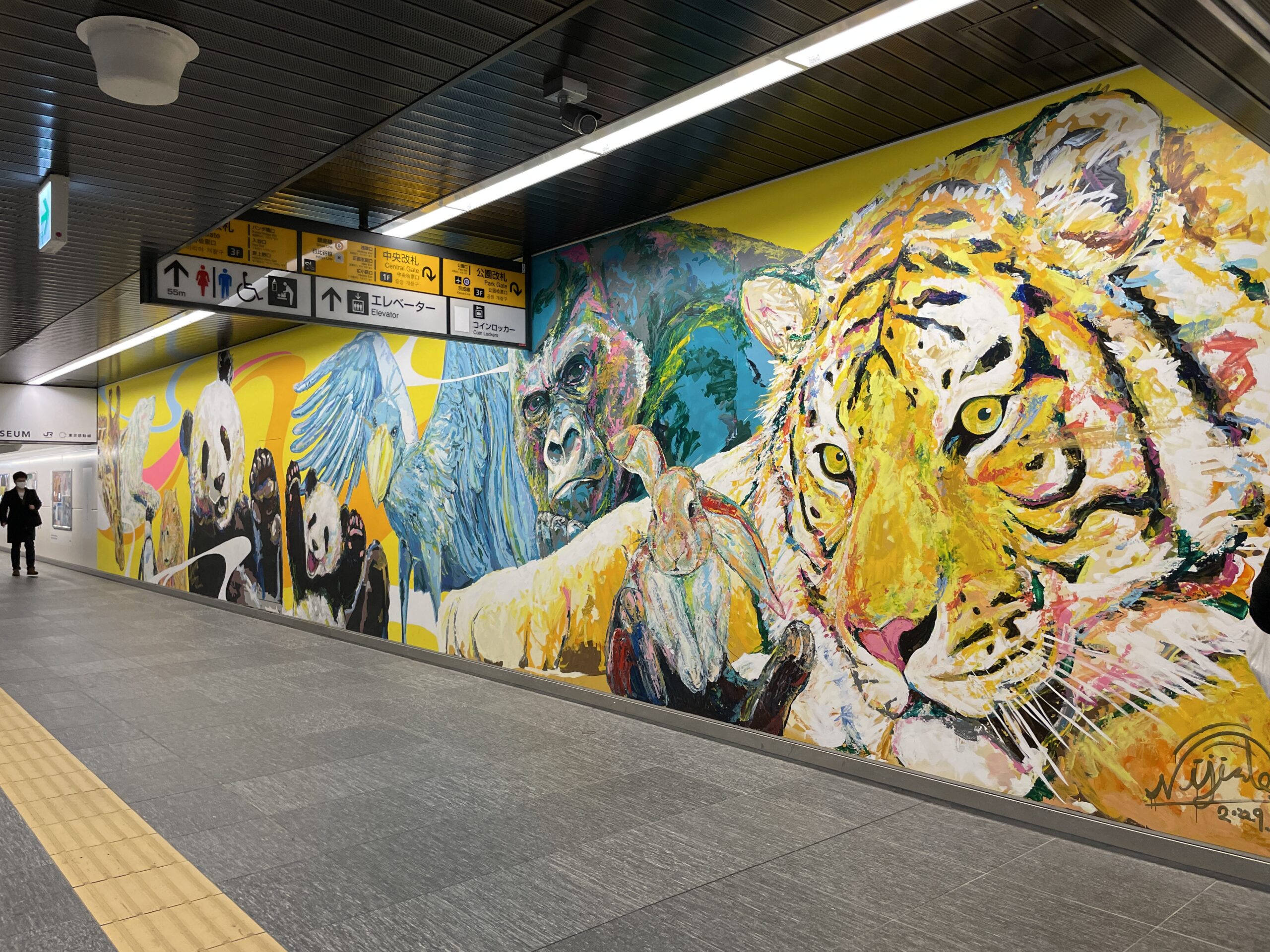 ウオールアート　A4 　「駅で待つ女学生」 活き活きとした動物たち!!人が行き交う駅構内を彩る、カラフルで