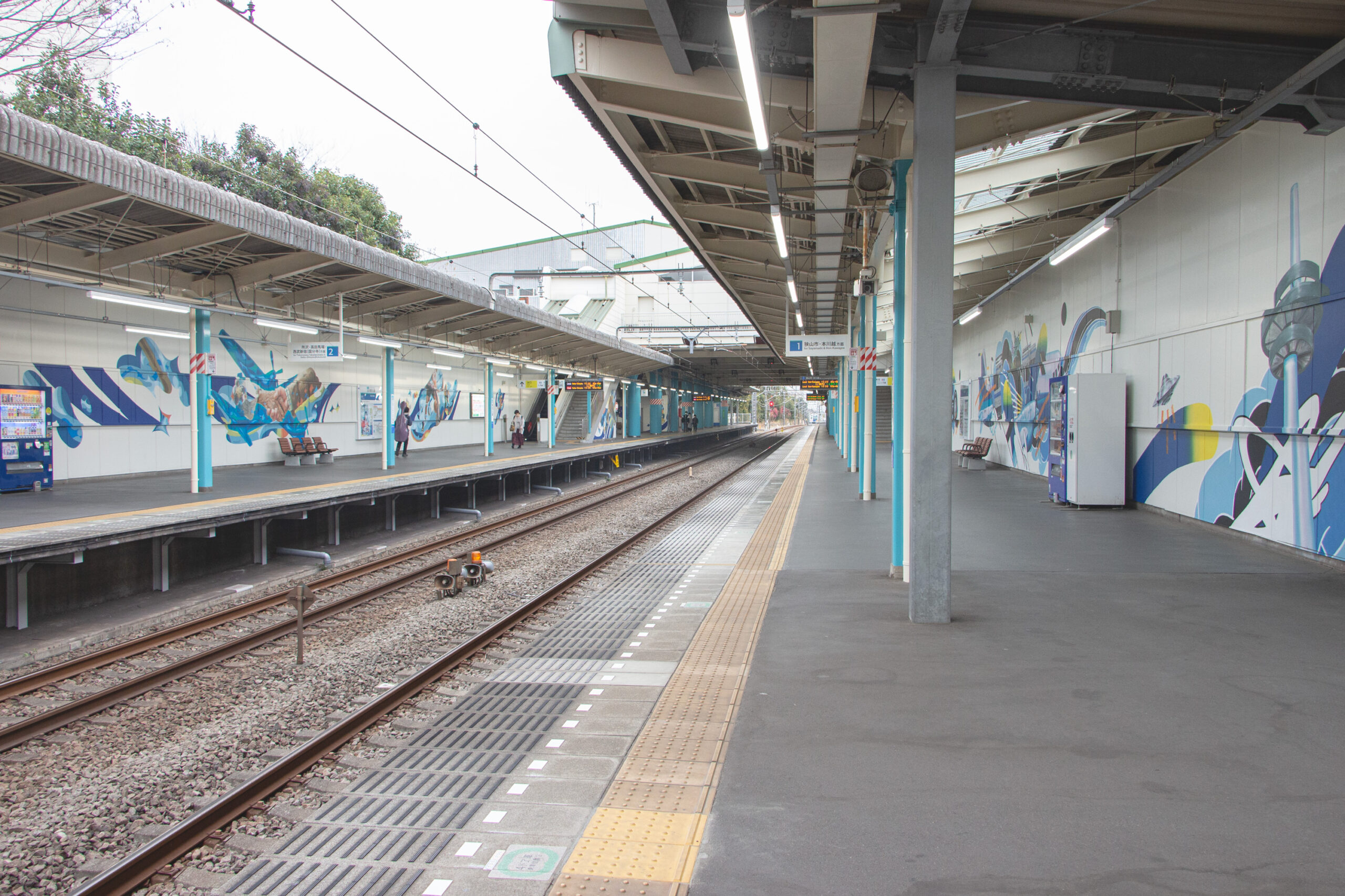 西武鉄道航空公園駅のホームの様子