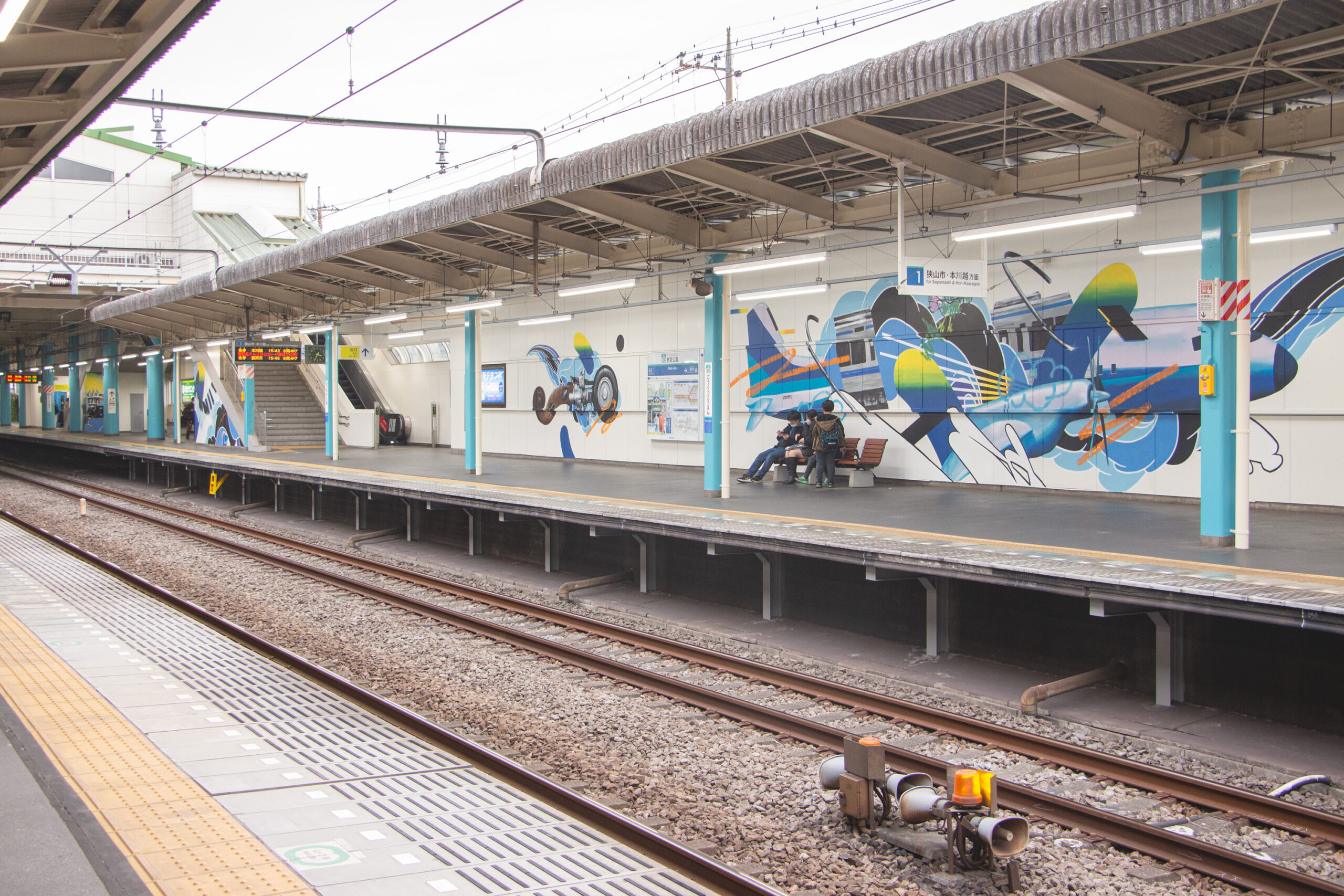 航空機やアンテナ、楽器、電車の車体などをコラージュしたウォールアート