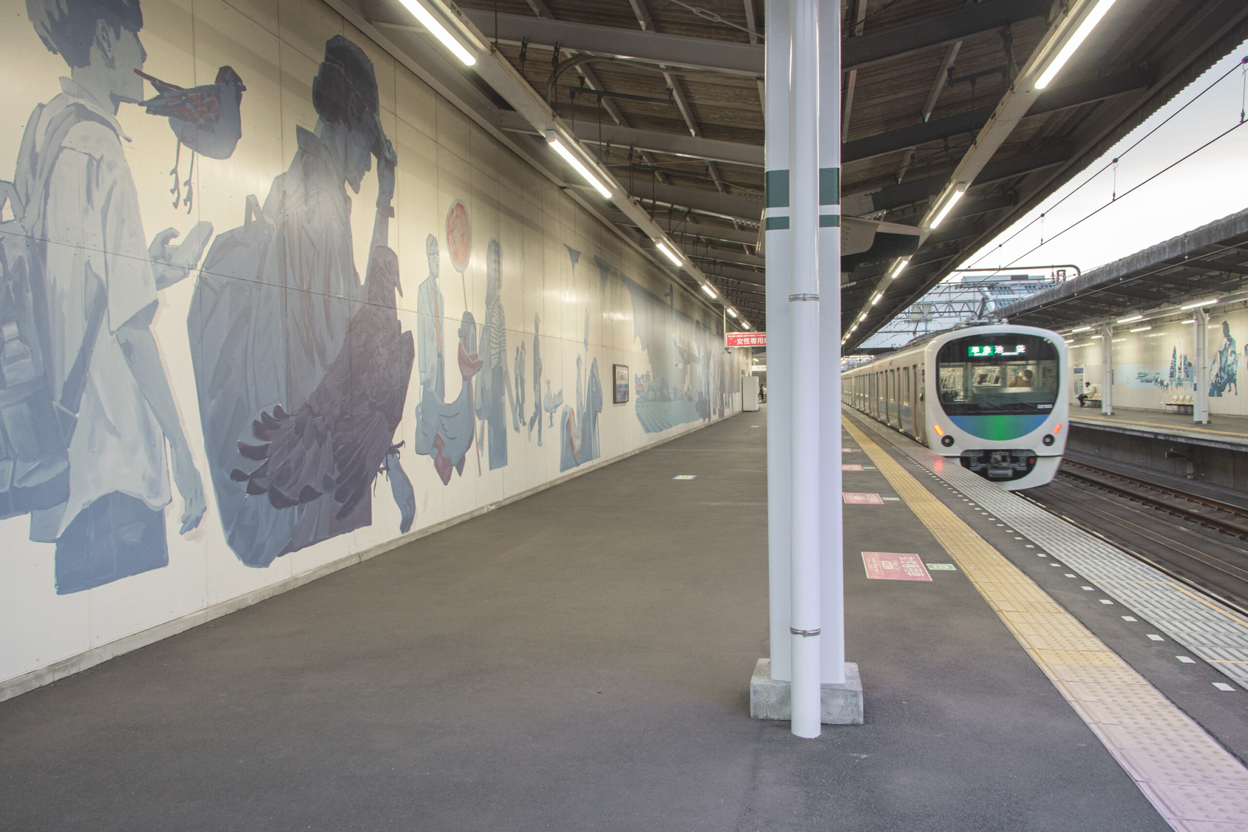 武蔵藤沢駅のホームにあるウォールアート