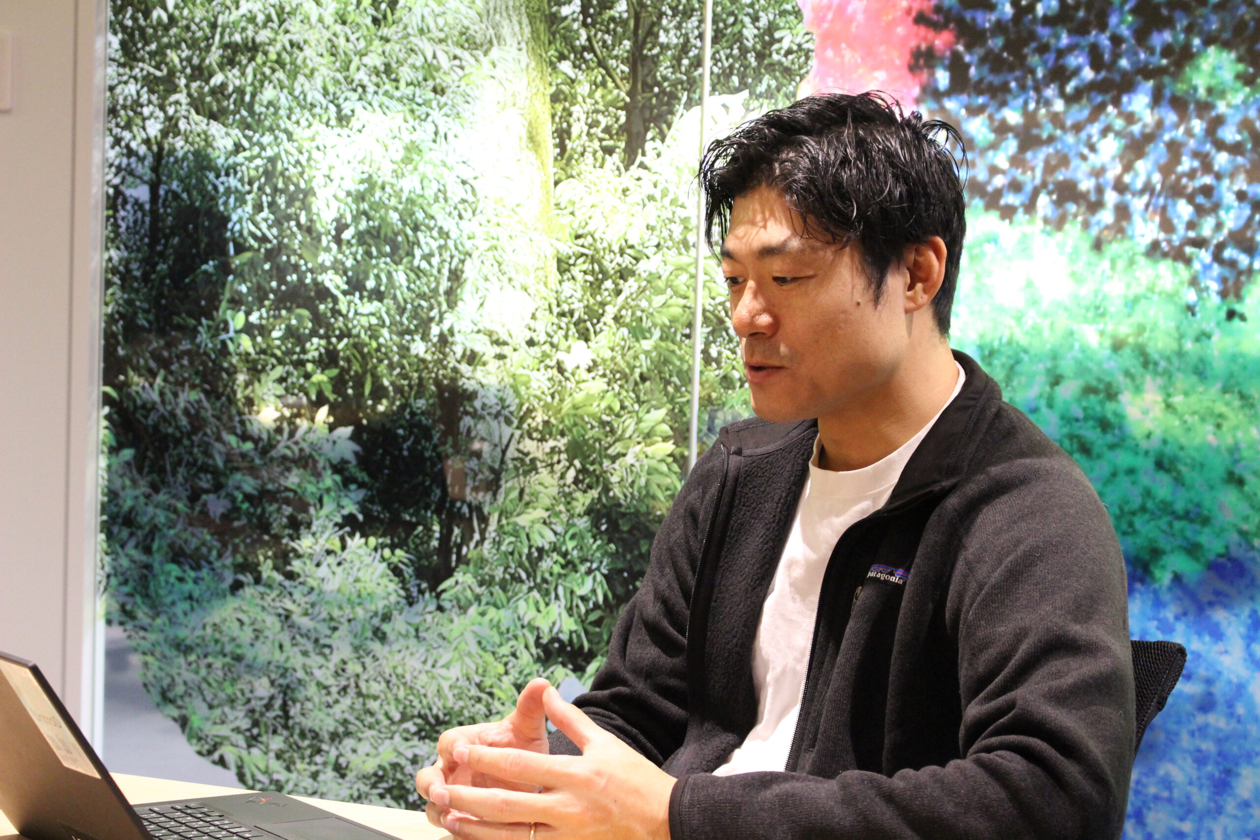 アーティストとの関係性について話す永田さん
