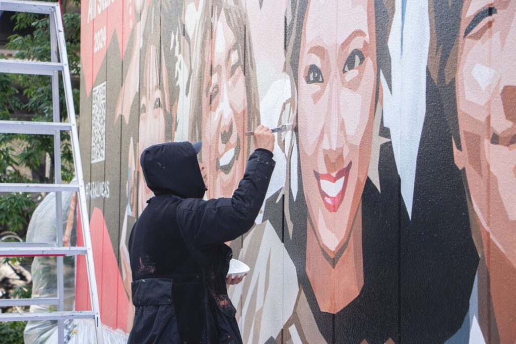 下北ミカンにあるTiktokの広告壁画を描くアーティスト澁谷忠臣