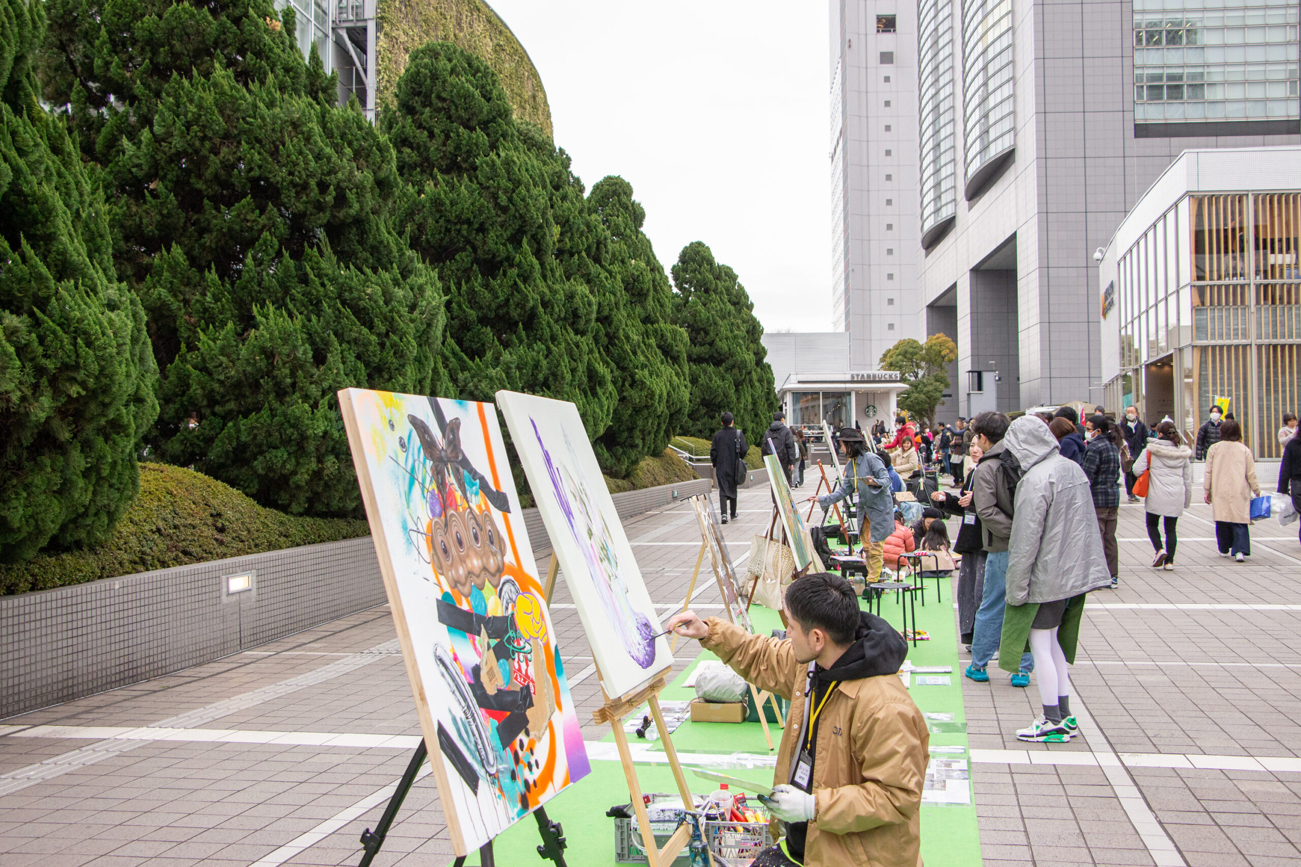 新宿の街で絵を描くアーティスト