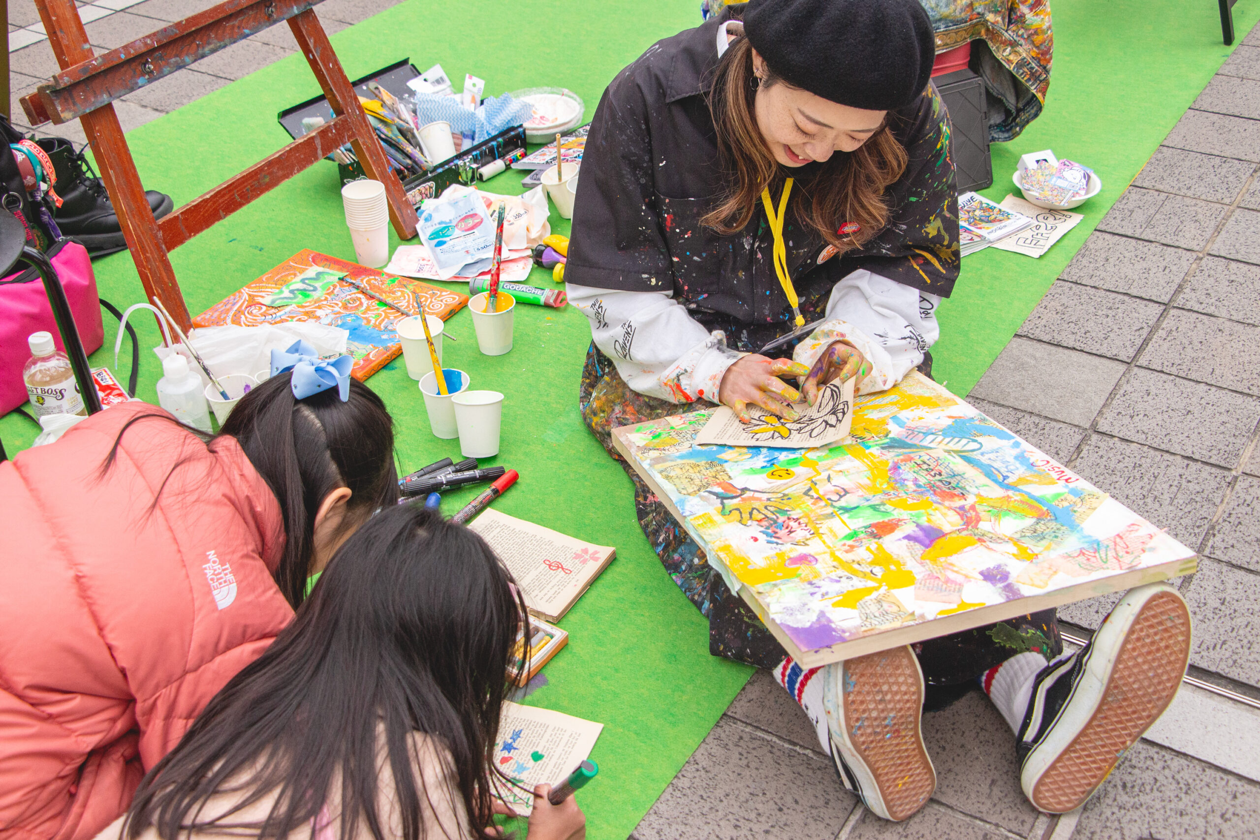 子供たちもアーティストのもとに集まってくる