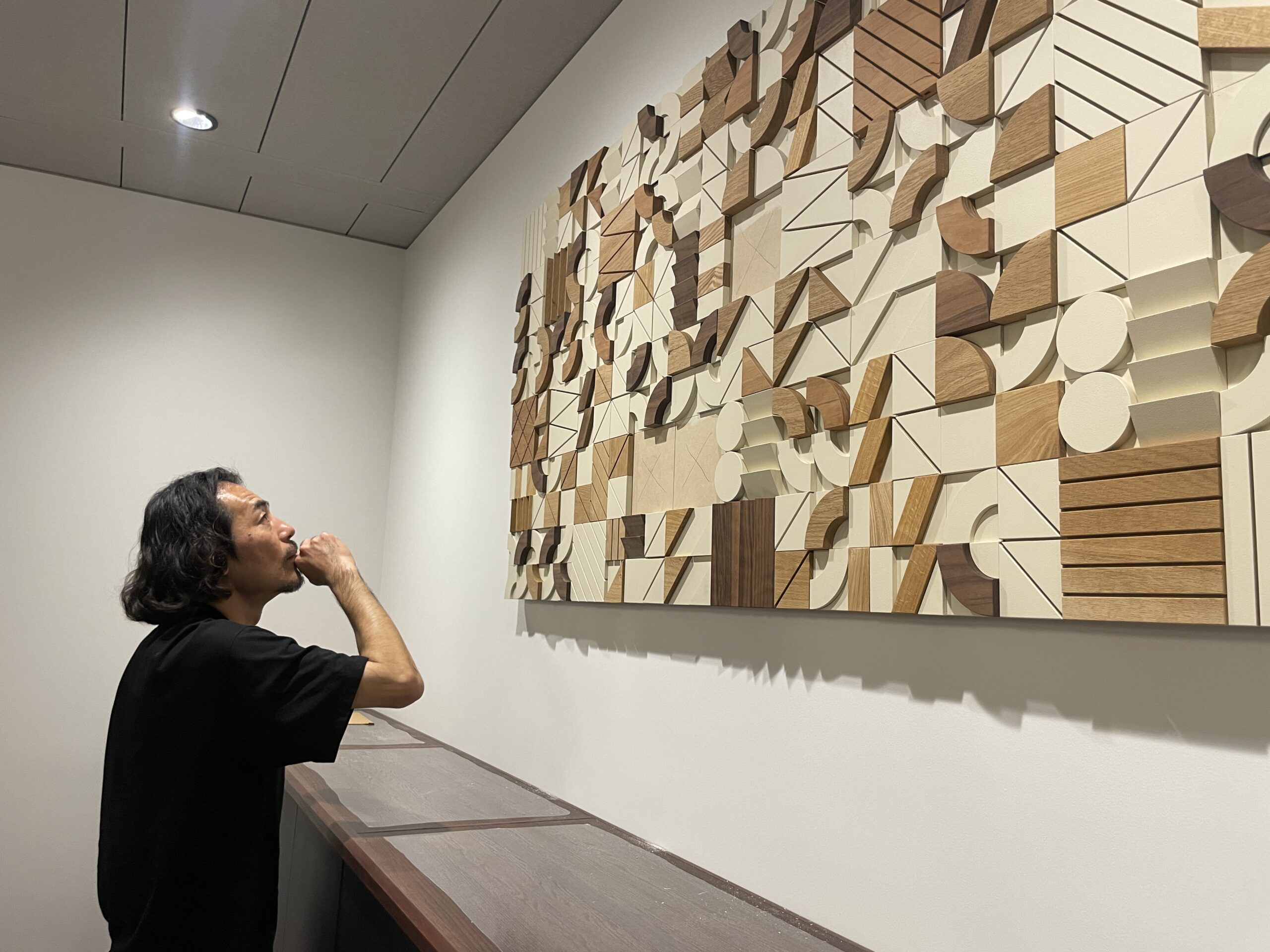 彫刻作品を見上げる西舘朋央