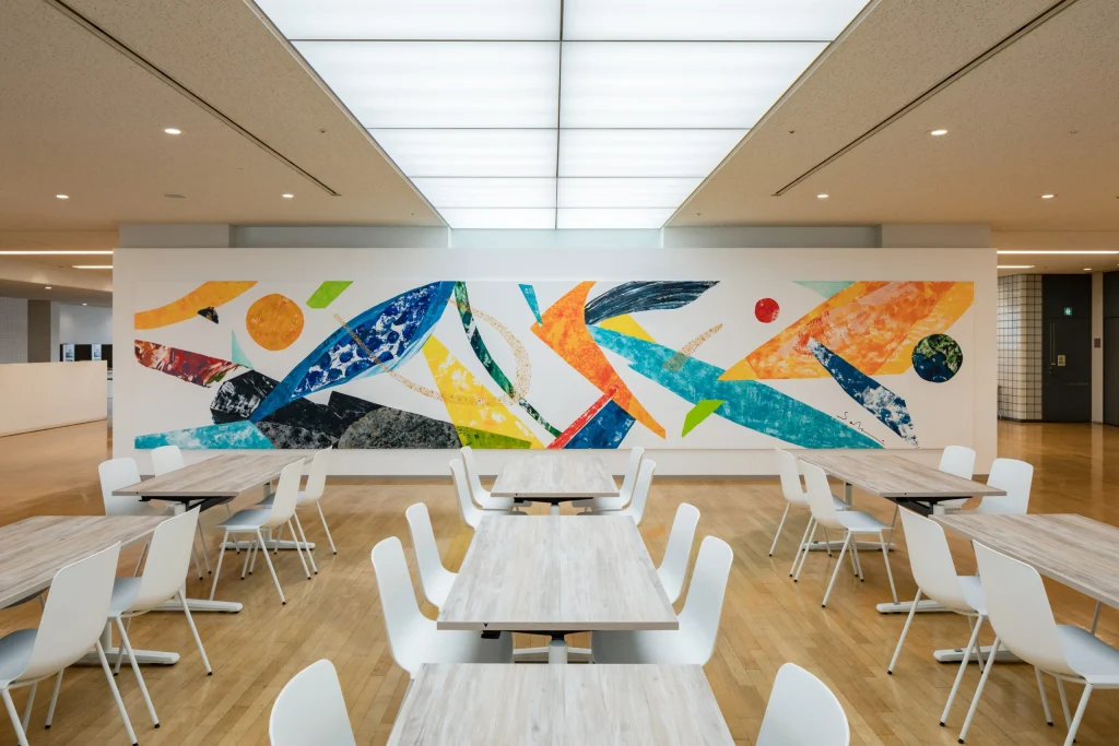 NECの食堂のミューラルアートプロジェクト。田中紗樹が手がける。