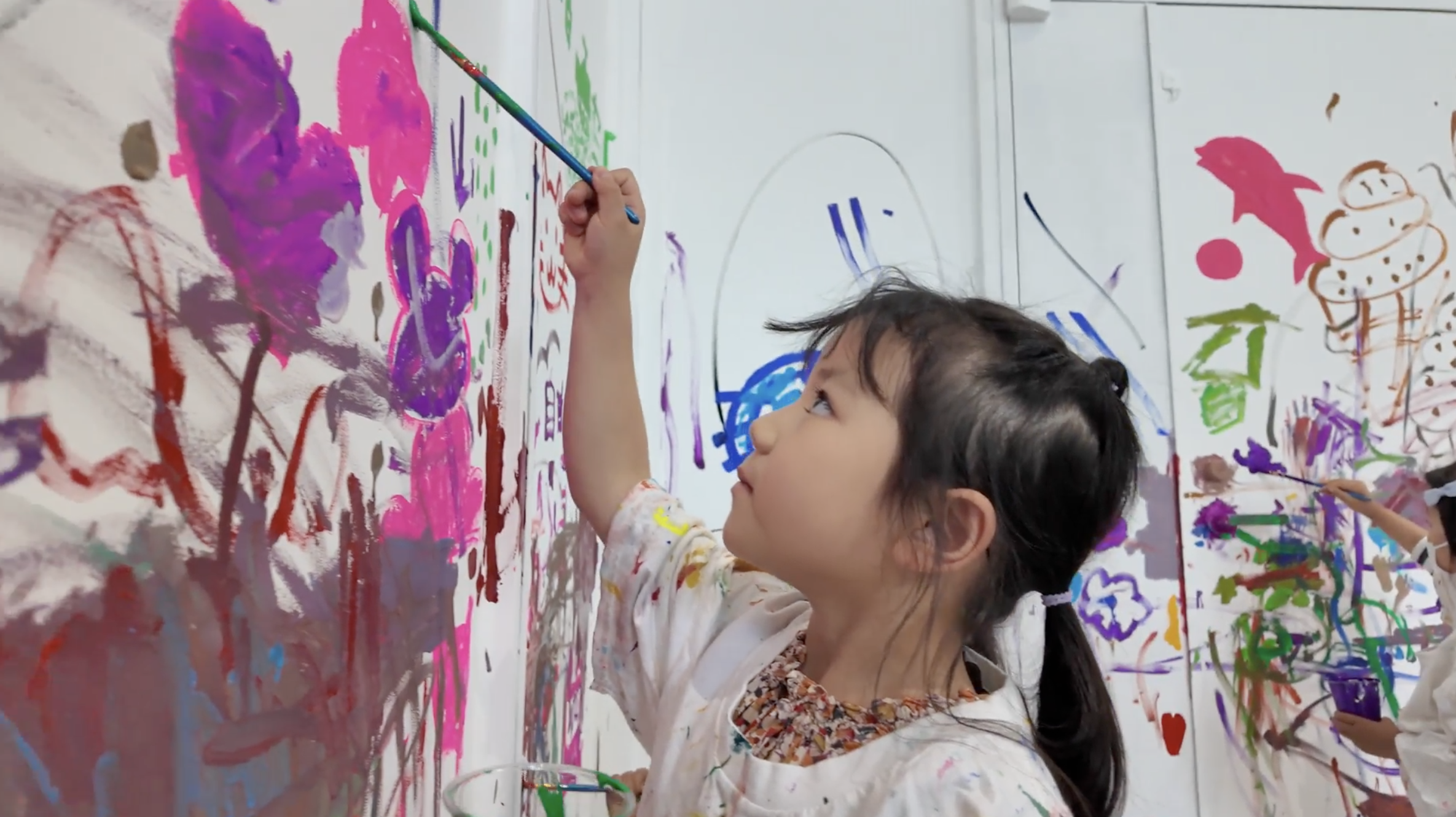目白台みらいくらしフェス 〜『ひと』と『とき』をつなぐ家〜にてアートワークショップに参加する子ども