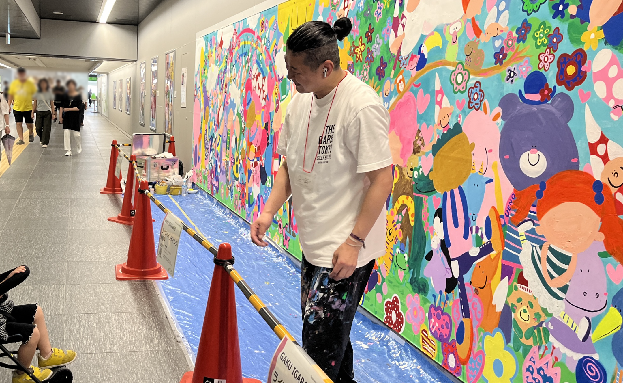 上野駅で行われたライブペインティングでのお客様との交流