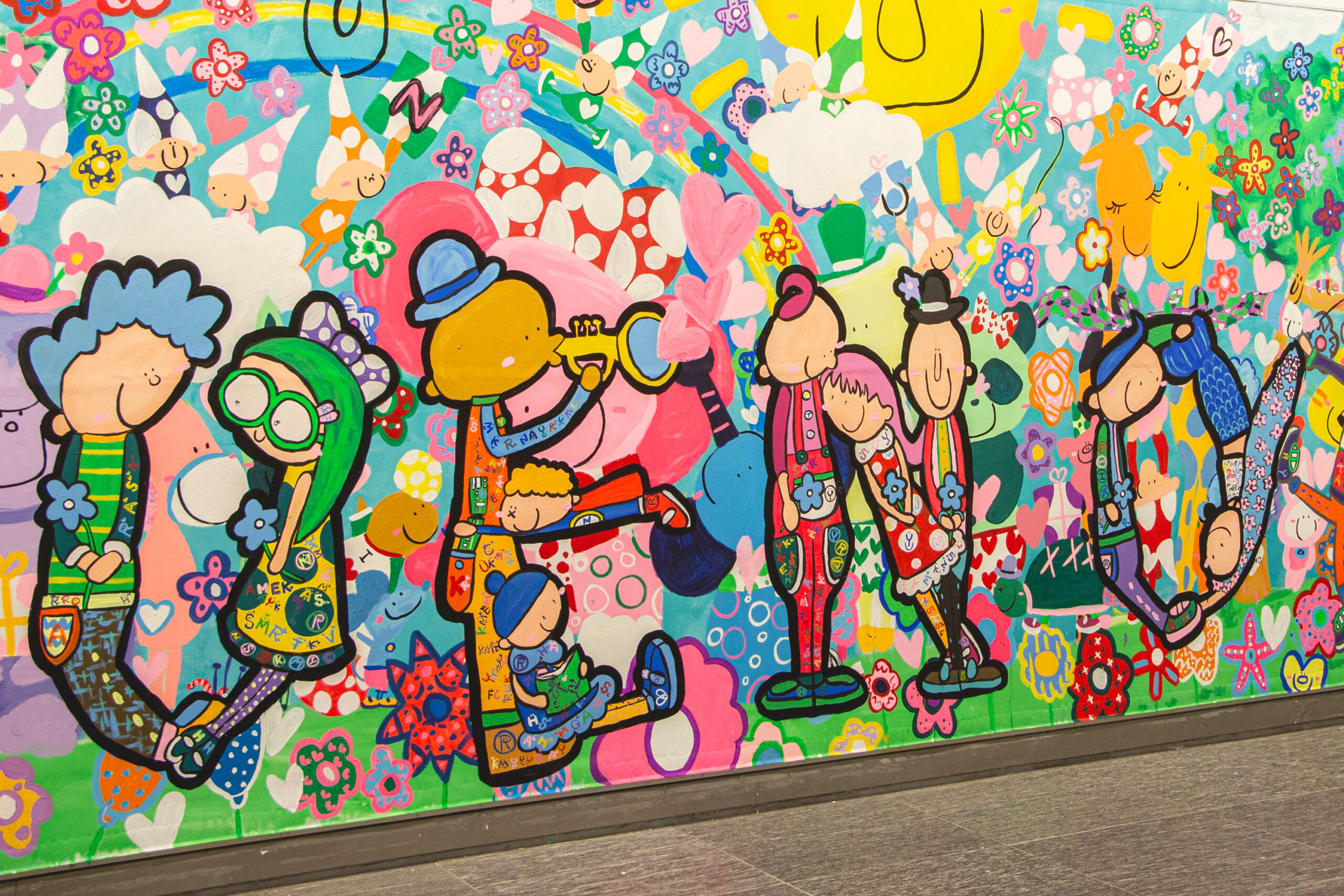 JR上野駅公園口のGakuIgarashiによる壁画（HAPPY PEOPLE）