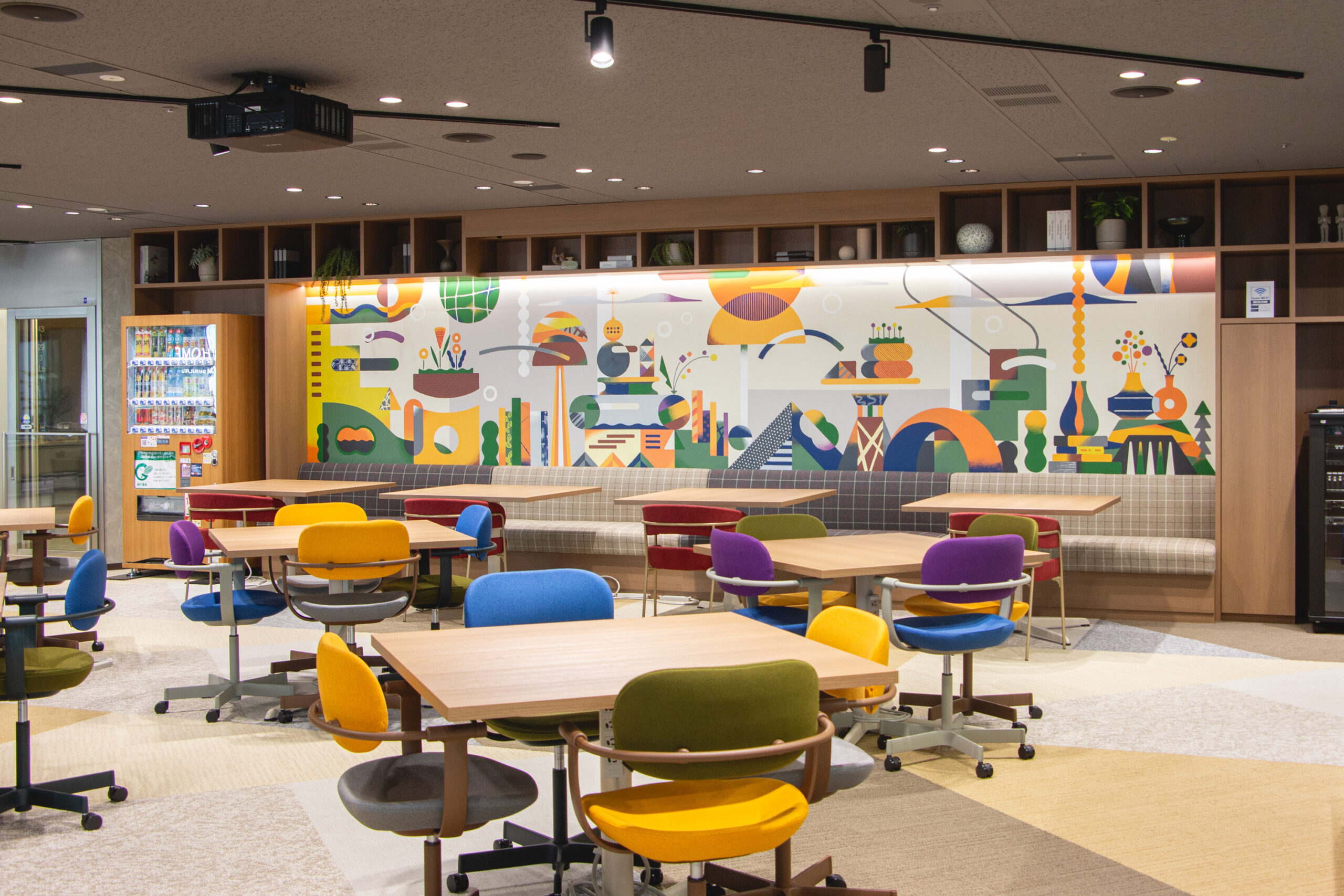 ソファ上を活用したカラフルなミューラルアート