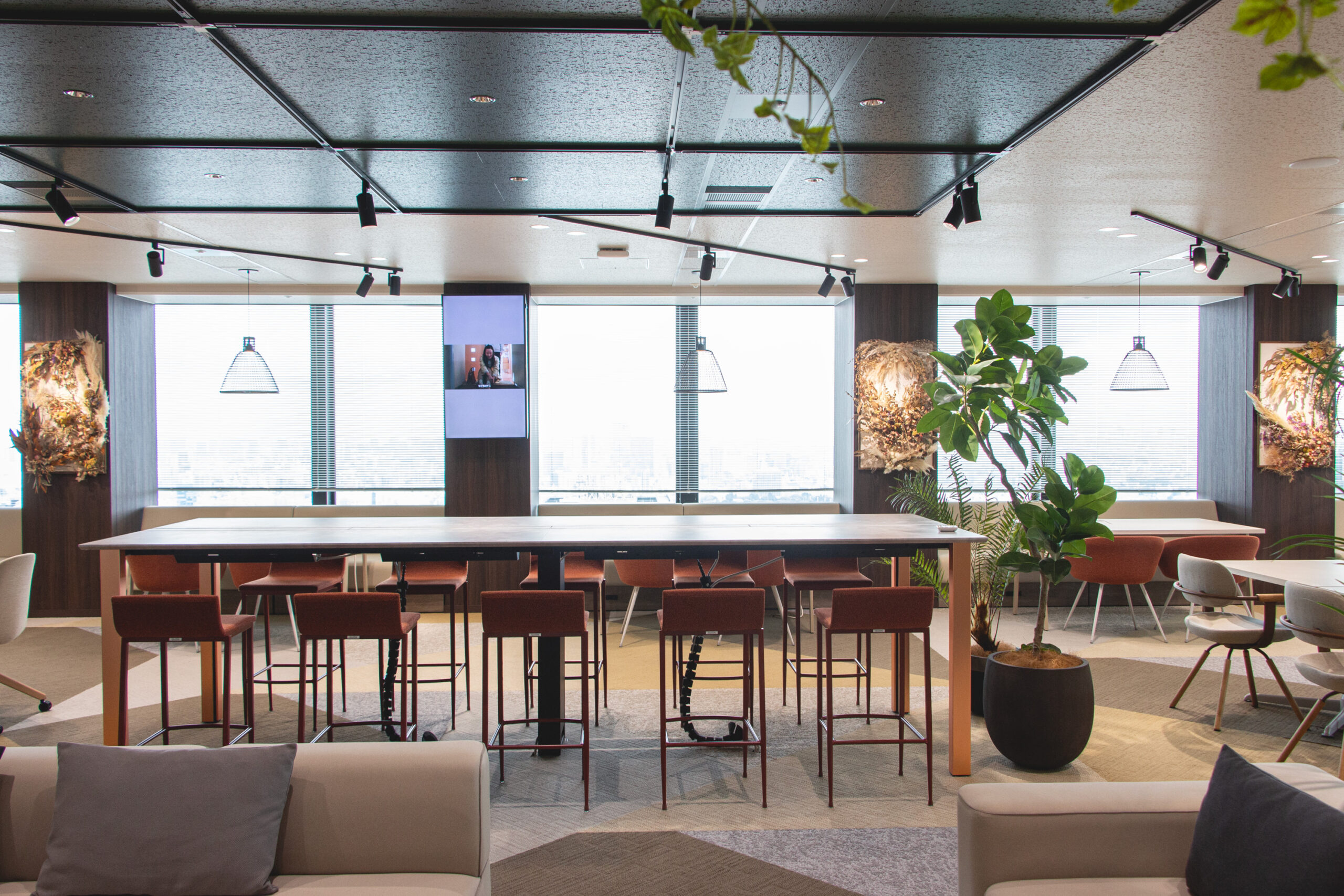 一部に廃棄花材を再利用したサステナブルなドライフラワー作品