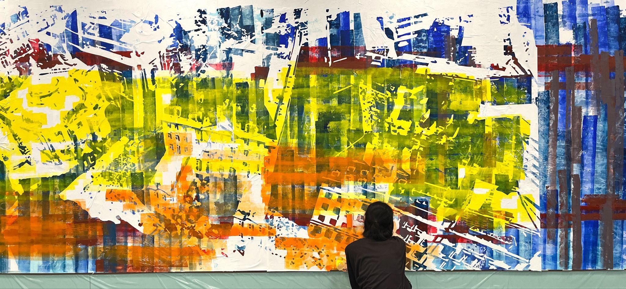 ルネサスエレクトロニクス豊洲オフィスのエントランスの壁画の制作風景3(中村琴梨さん 京都精華大学 芸術学部洋画専攻)