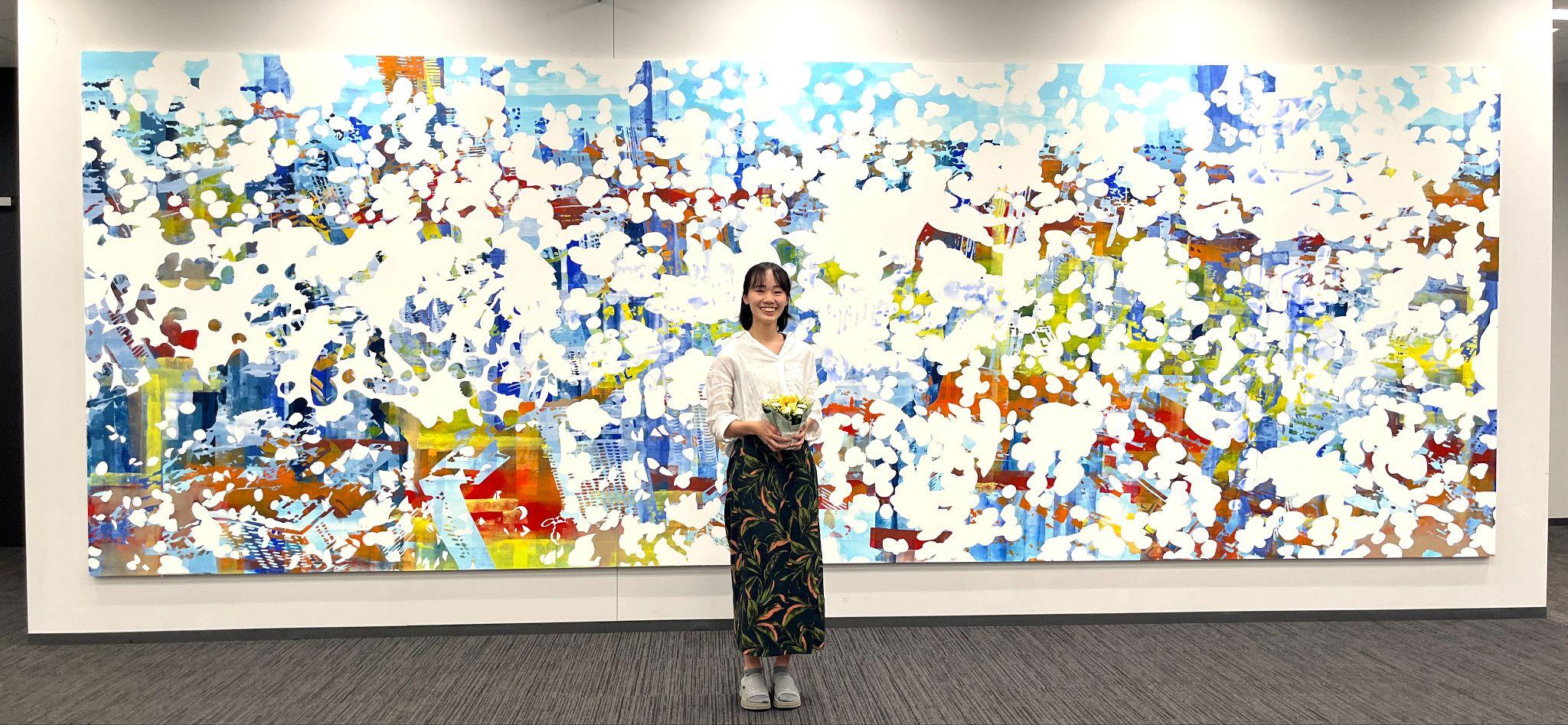 ルネサスエレクトロニクス豊洲オフィスのエントランスの壁画を描いた学生アーティスト中村琴梨さん(京都精華大学 芸術学部洋画専攻)
