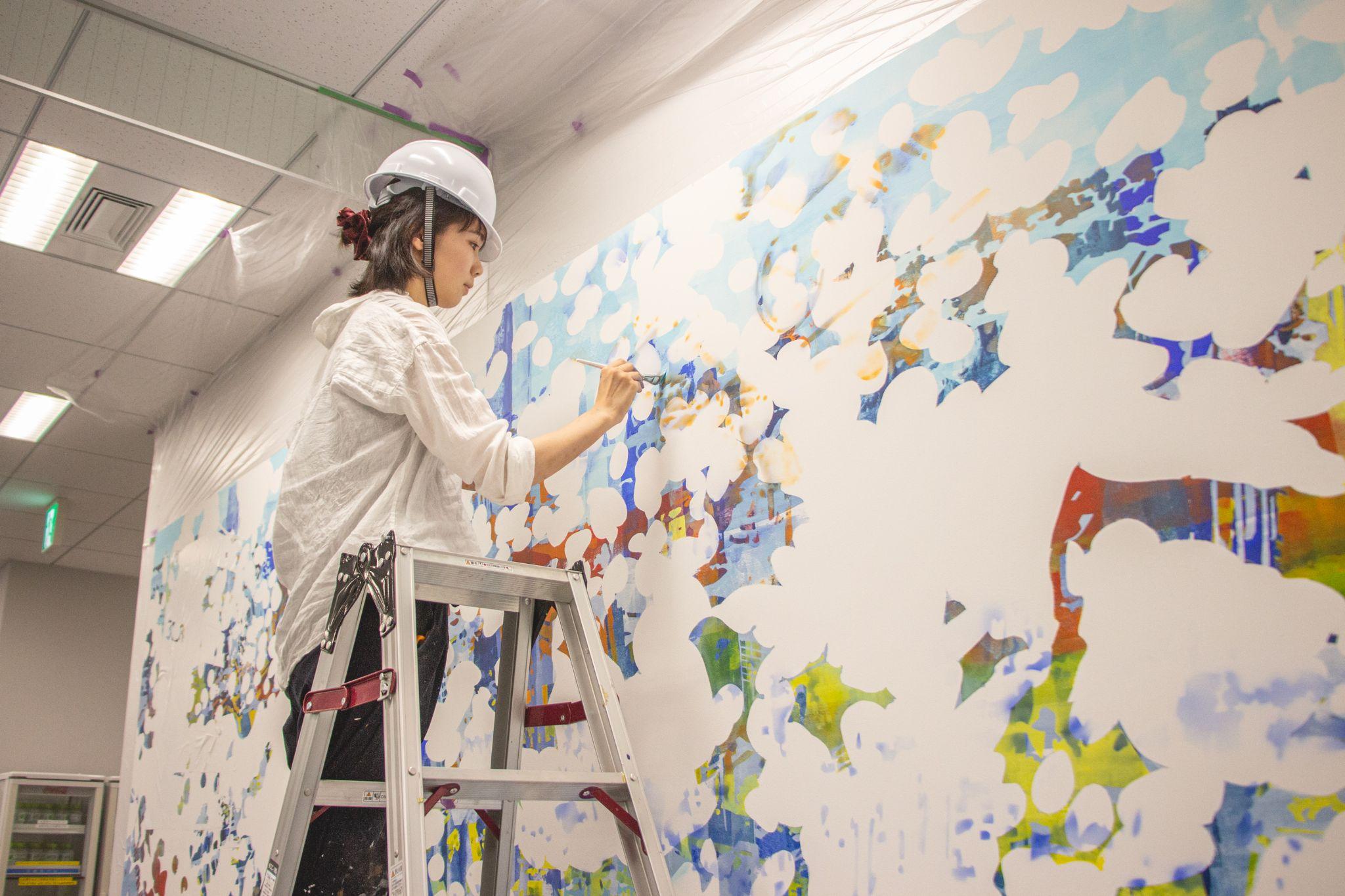 ルネサスエレクトロニクス豊洲オフィスのエントランスの壁画の制作風景4(中村琴梨さん 京都精華大学 芸術学部洋画専攻)