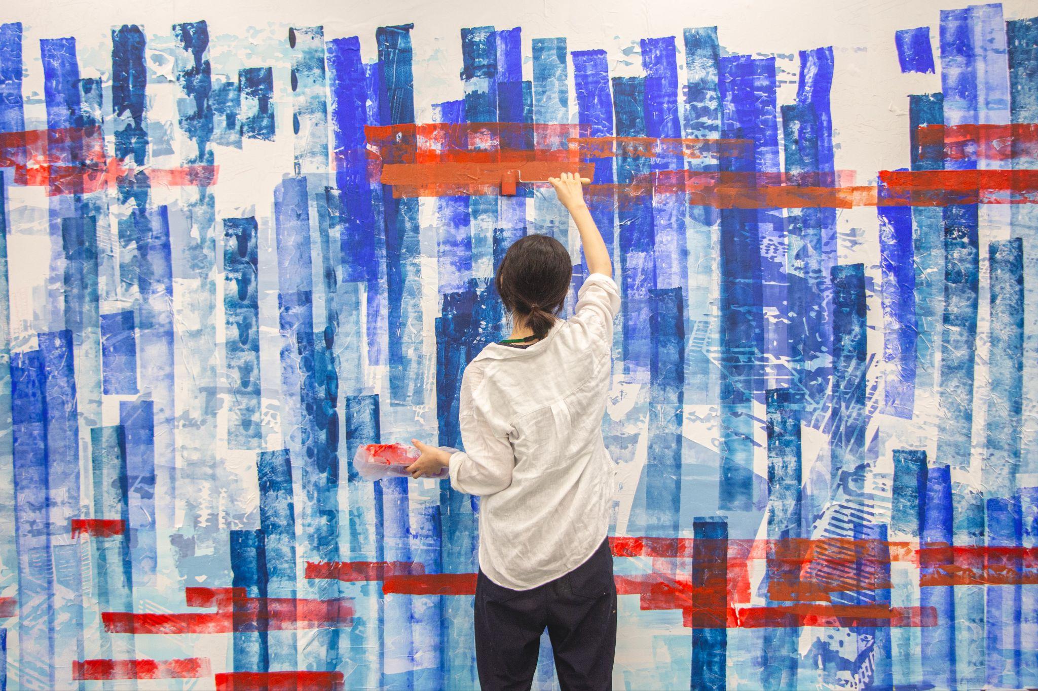 ルネサスエレクトロニクス豊洲オフィスのエントランスの壁画の制作風景2(中村琴梨さん 京都精華大学 芸術学部洋画専攻)