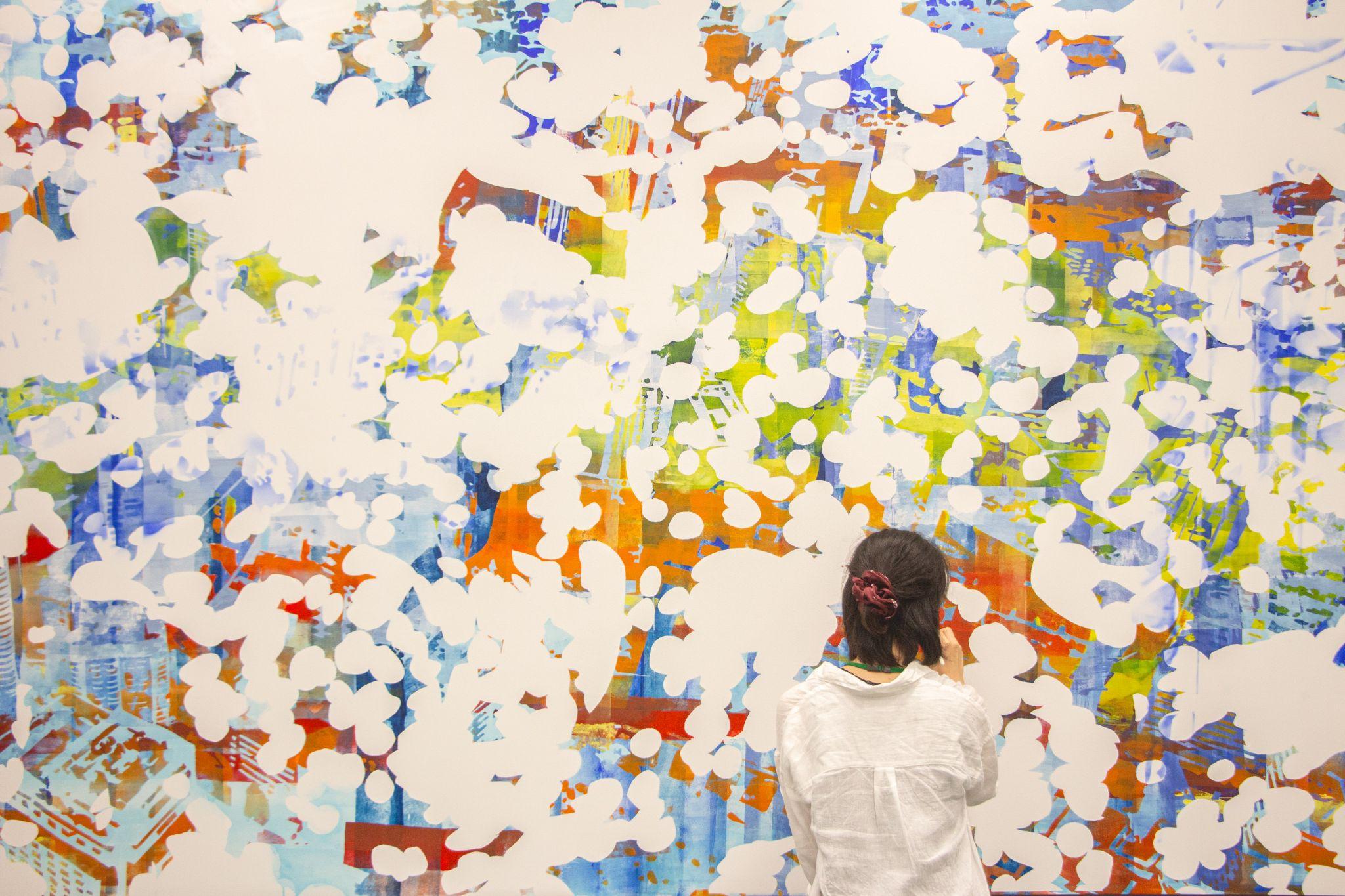 ルネサスエレクトロニクス豊洲オフィスのエントランスの壁画の制作風景5(中村琴梨さん 京都精華大学 芸術学部洋画専攻)