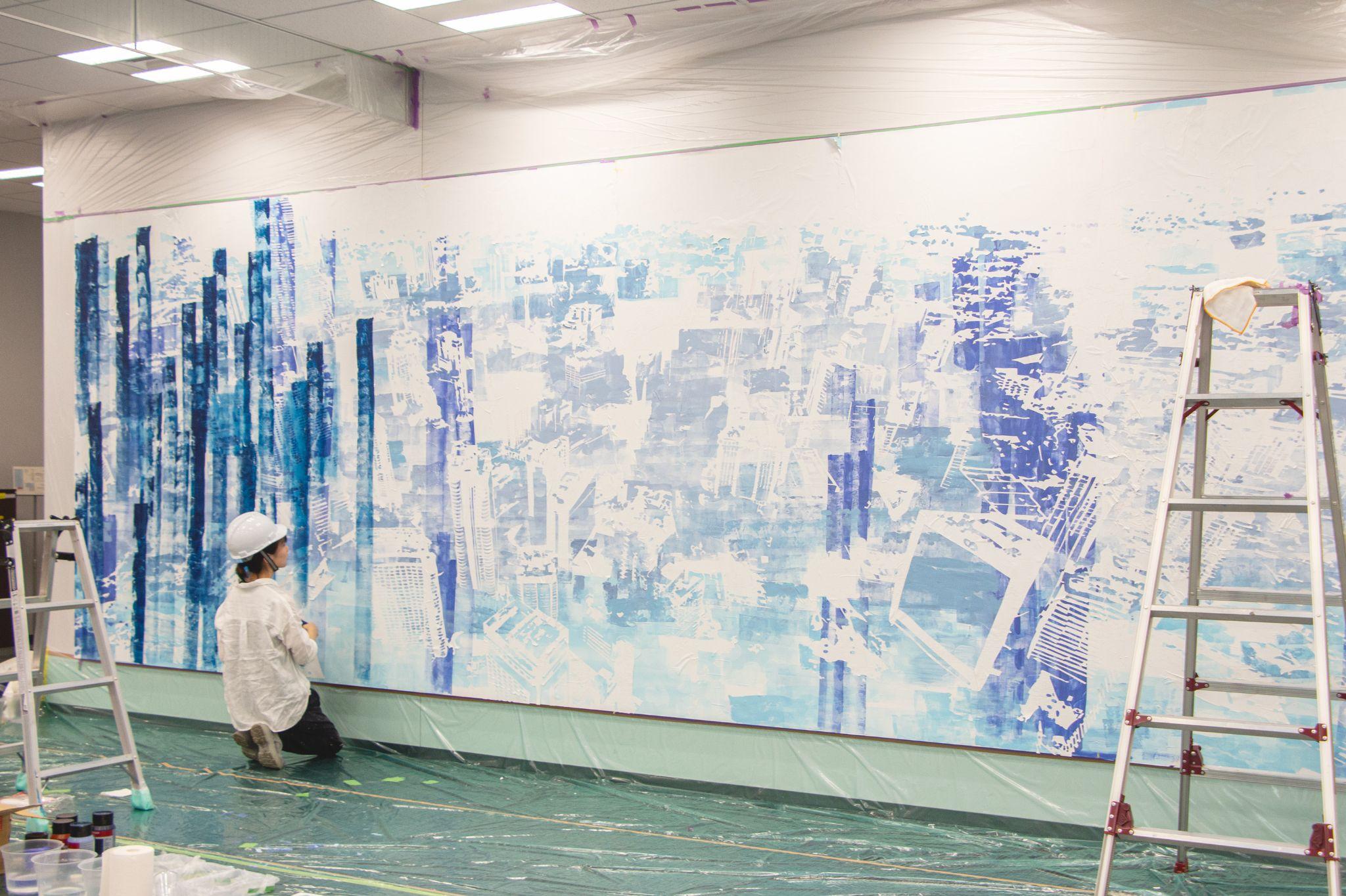 ルネサスエレクトロニクス豊洲オフィスのエントランスの壁画の制作風景(中村琴梨さん 京都精華大学 芸術学部洋画専攻)