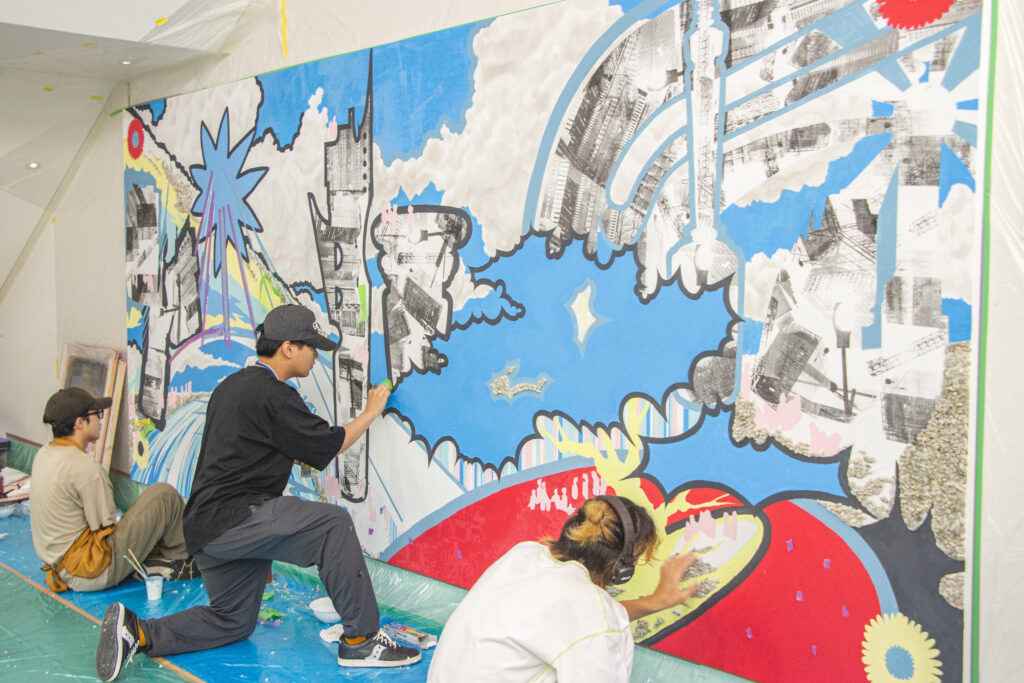 ルネサスエレクトロニクス武蔵事業所のエントランスの壁画制作風景（赤佐氏利さん　多摩美術大学 グラフィックデザイン学科）