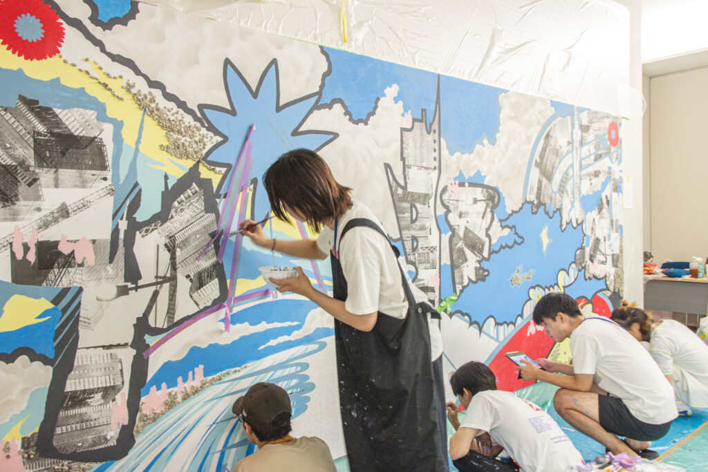 ルネサスエレクトロニクス武蔵事業所のエントランスの壁画制作風景２（赤佐氏利さん　多摩美術大学 グラフィックデザイン学科）