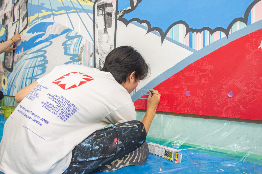 ルネサスエレクトロニクス武蔵事業所のエントランスの壁画制作風景３（赤佐氏利さん　多摩美術大学 グラフィックデザイン学科）
