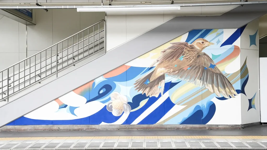 西武線航空公園駅にあるARTIST WHOLE9によるミューラル(壁画)