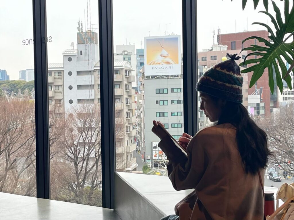 ホテルの風景をスケッチするMariya Suzuk